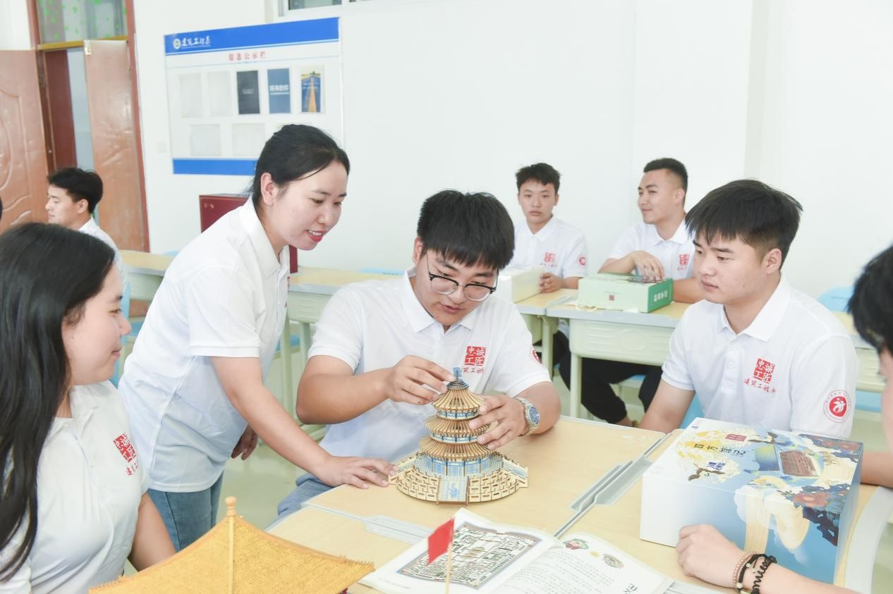 一、党建引领强根基，筑牢发展“压舱石”