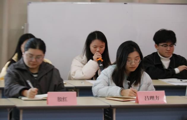开展师生座谈会暨冬季慰问活动