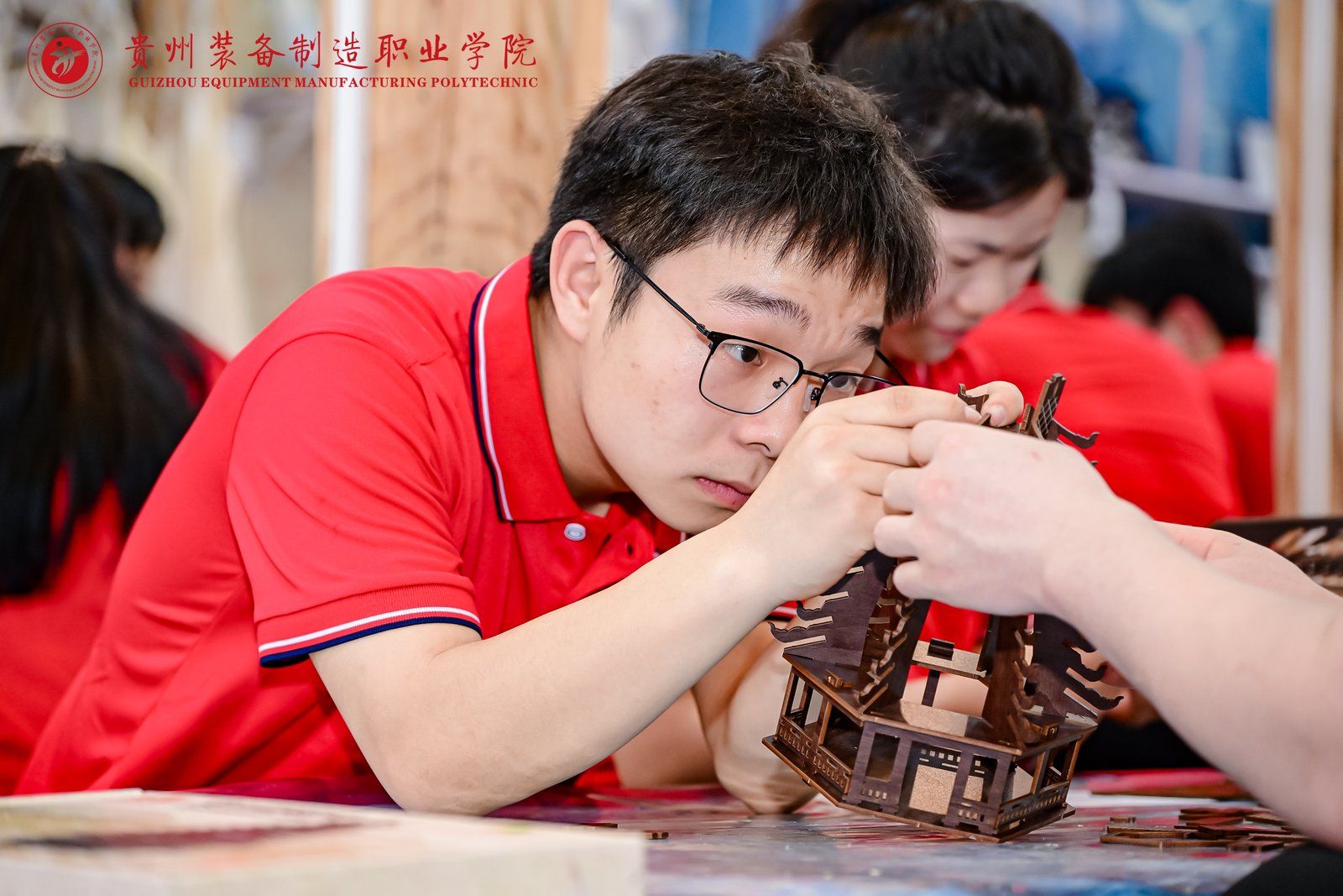 大巴车驶出校园