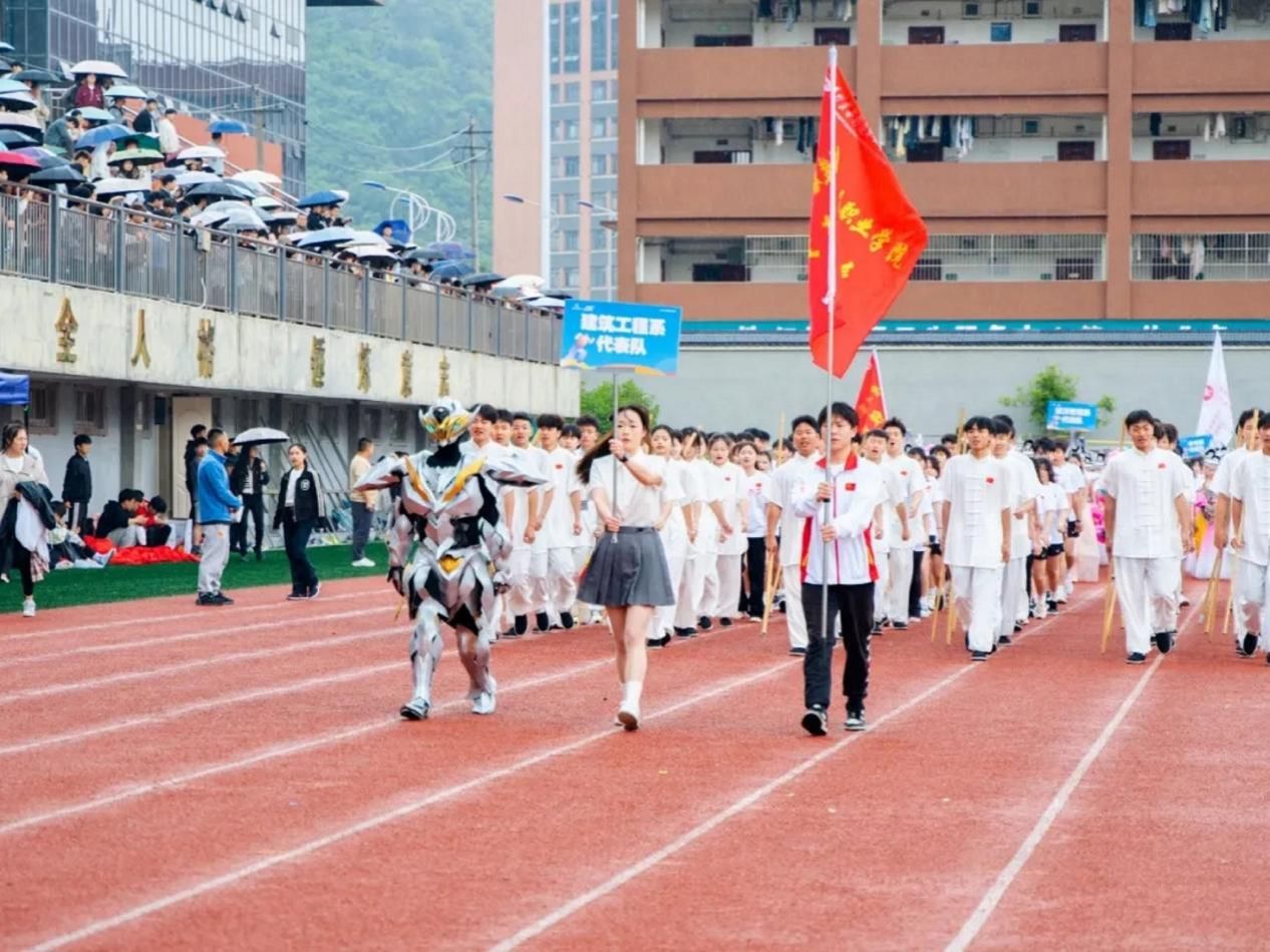 做到“两个维护”